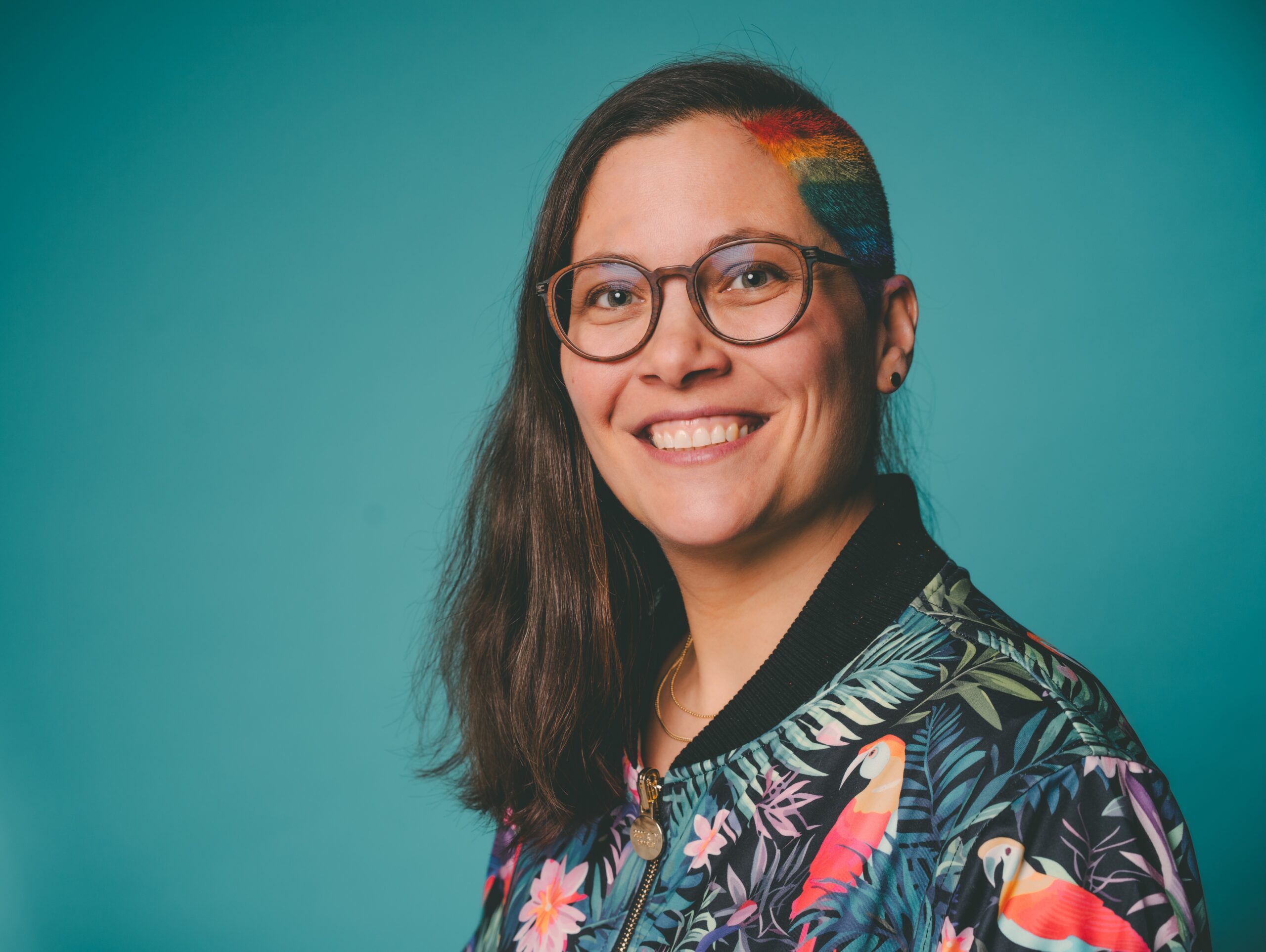 Portrait Nica Neulich mit Regenbogenfarben im Haar